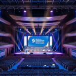 Auditorio moderno en Sevilla preparado para un evento corporativo con iluminación profesional